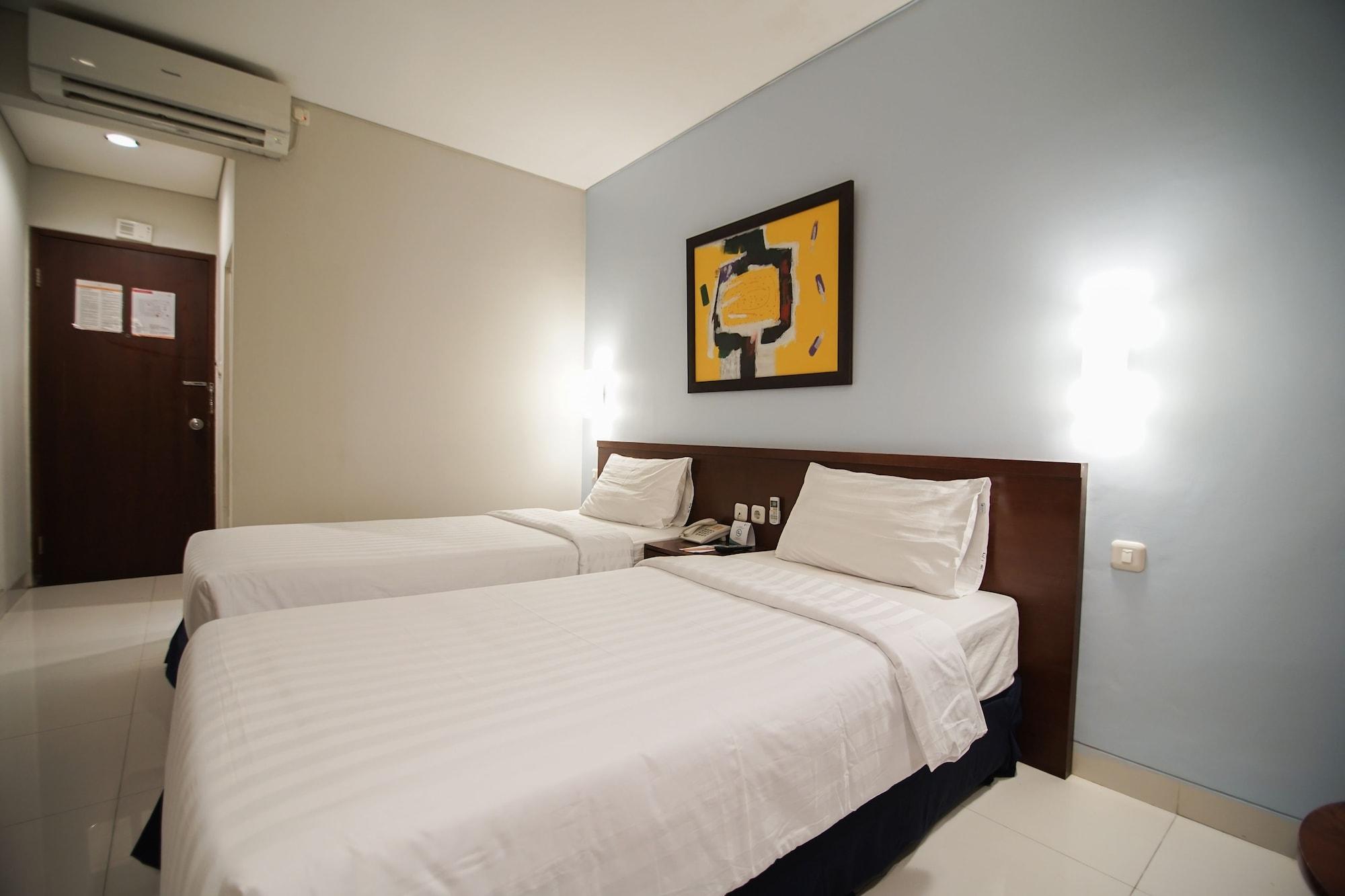 Sofyan Hotel Soepomo Giacarta Esterno foto