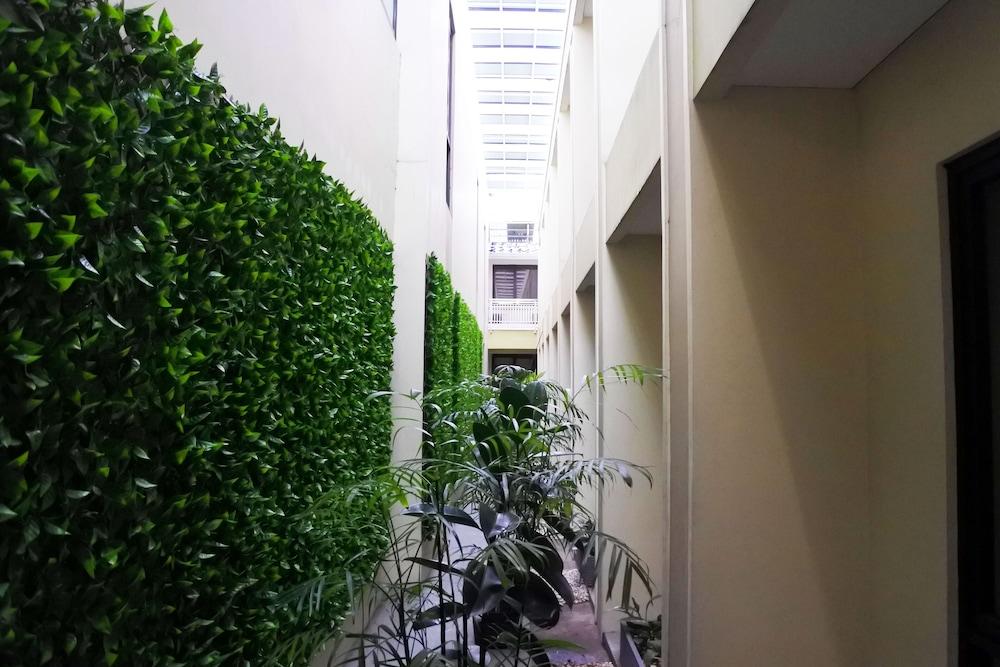 Sofyan Hotel Soepomo Giacarta Esterno foto