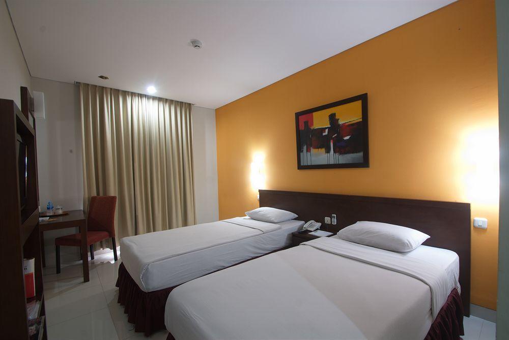 Sofyan Hotel Soepomo Giacarta Esterno foto