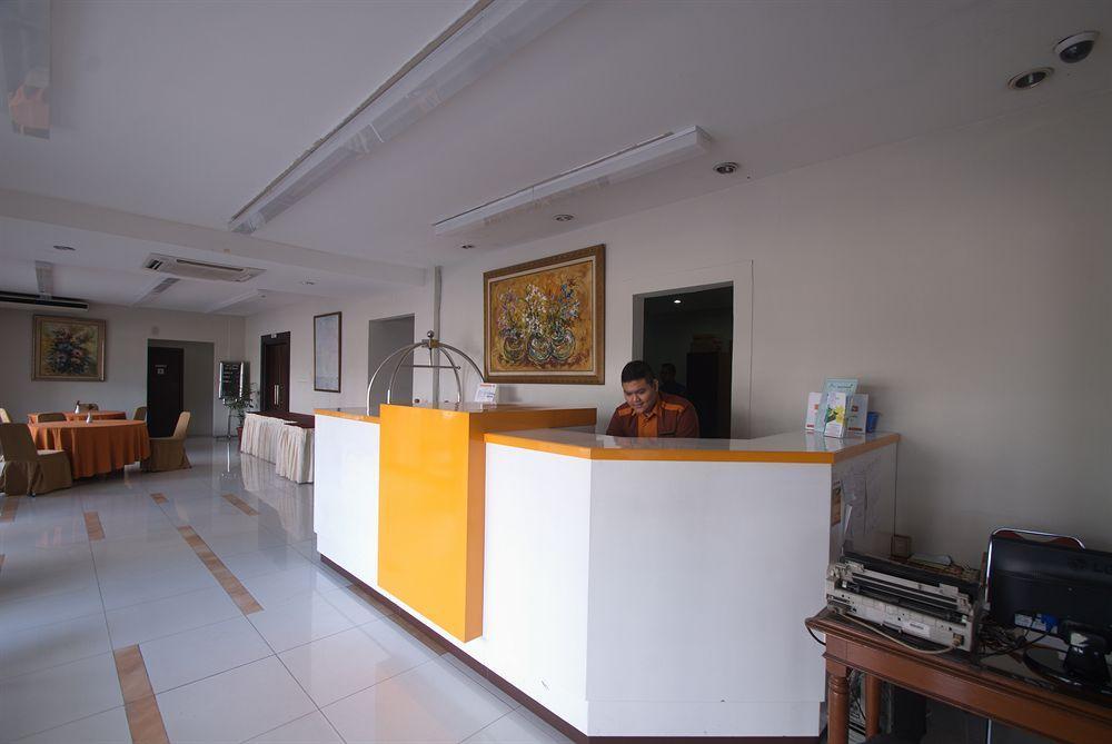 Sofyan Hotel Soepomo Giacarta Esterno foto