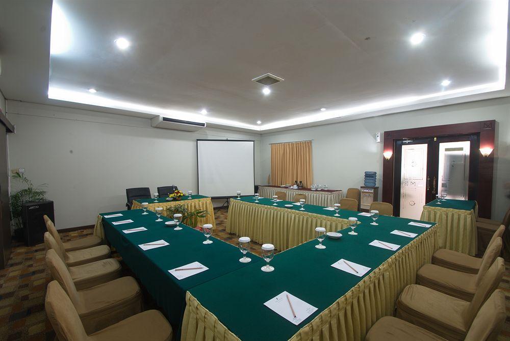 Sofyan Hotel Soepomo Giacarta Esterno foto