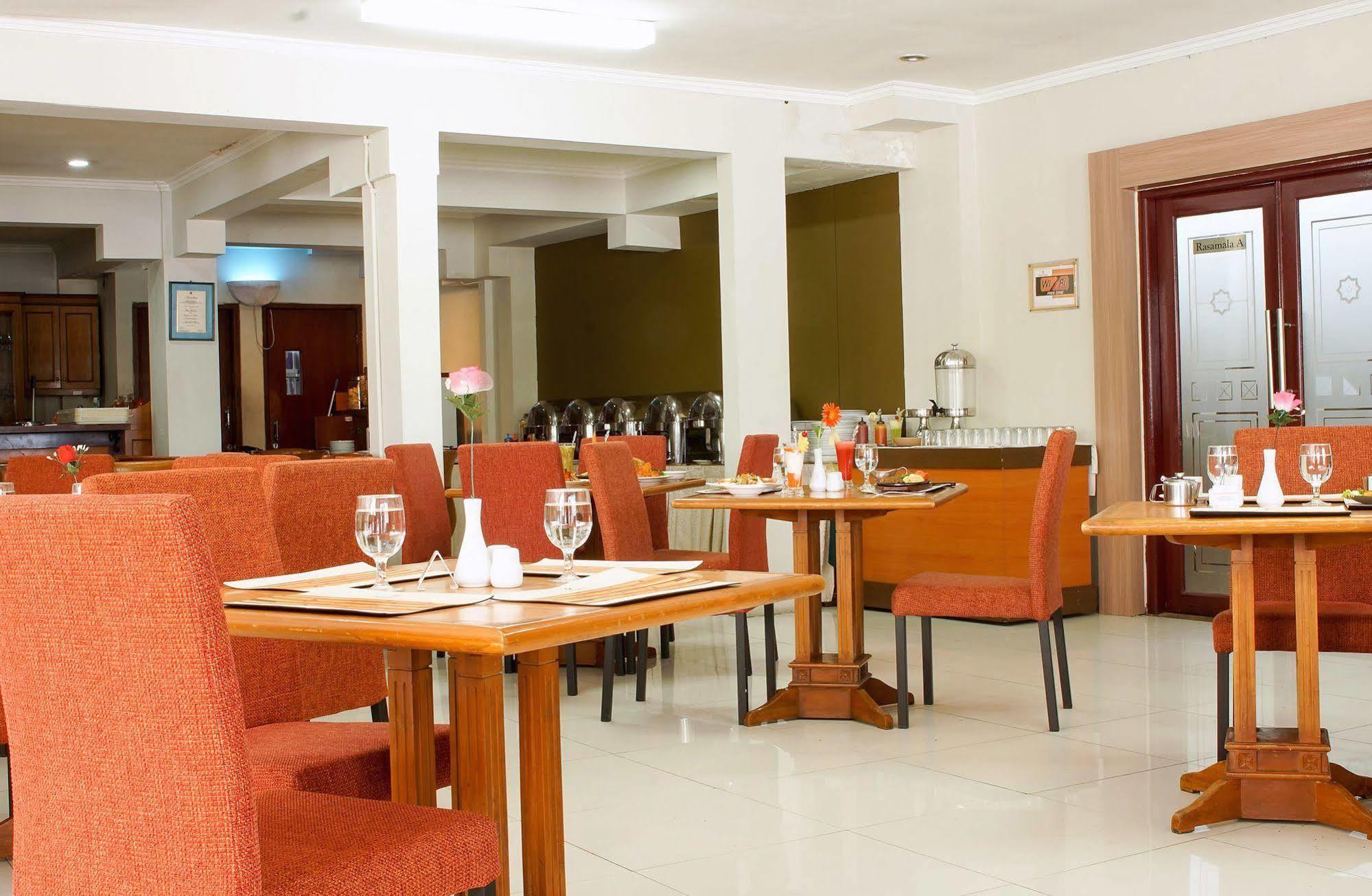 Sofyan Hotel Soepomo Giacarta Esterno foto