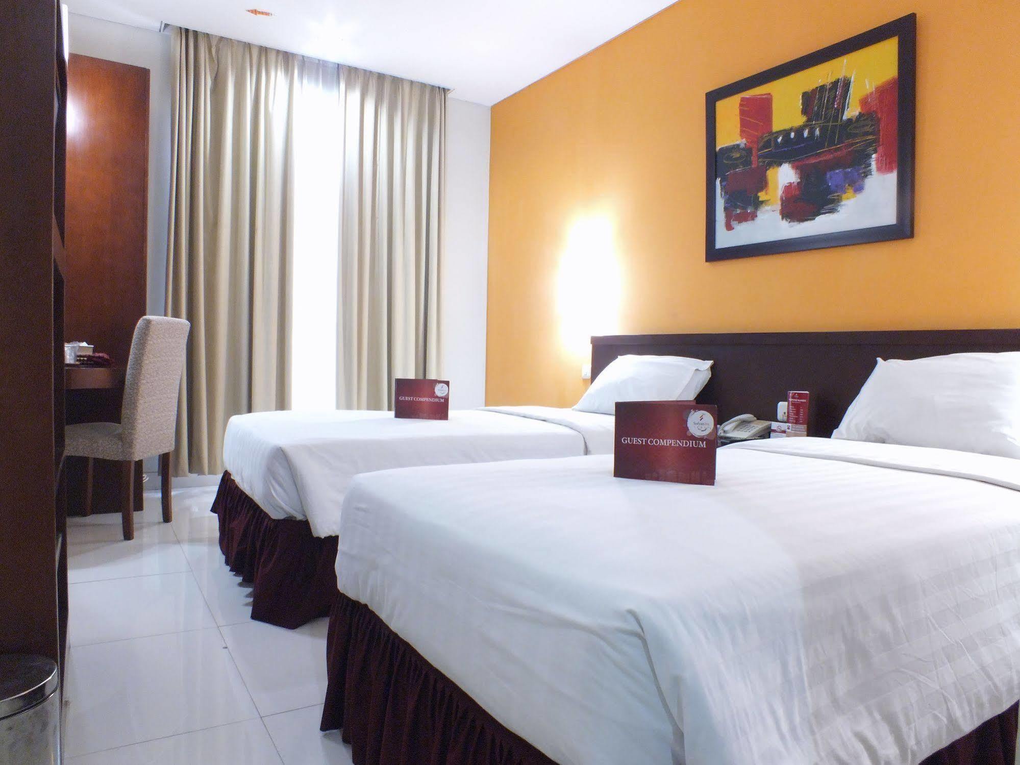 Sofyan Hotel Soepomo Giacarta Esterno foto
