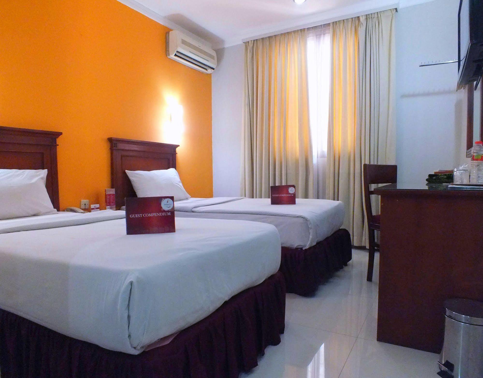 Sofyan Hotel Soepomo Giacarta Esterno foto