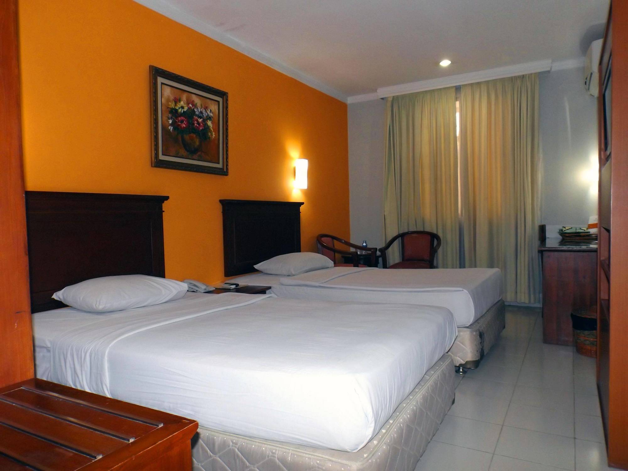 Sofyan Hotel Soepomo Giacarta Esterno foto