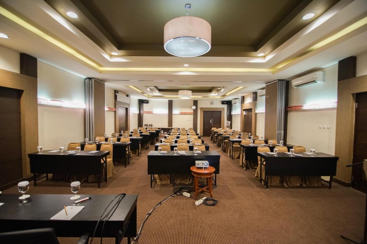 Sofyan Hotel Soepomo Giacarta Esterno foto