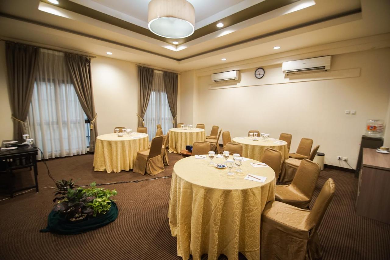 Sofyan Hotel Soepomo Giacarta Esterno foto