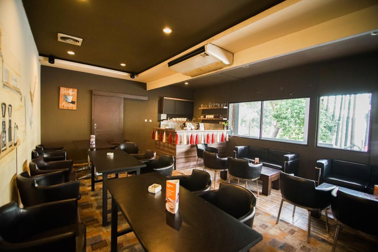 Sofyan Hotel Soepomo Giacarta Esterno foto