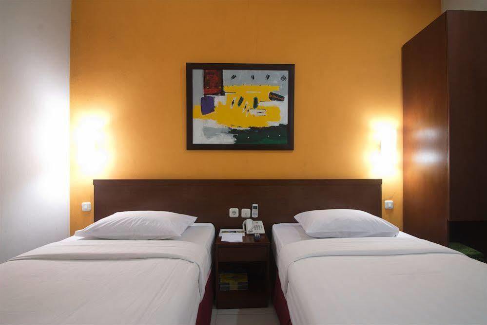 Sofyan Hotel Soepomo Giacarta Esterno foto