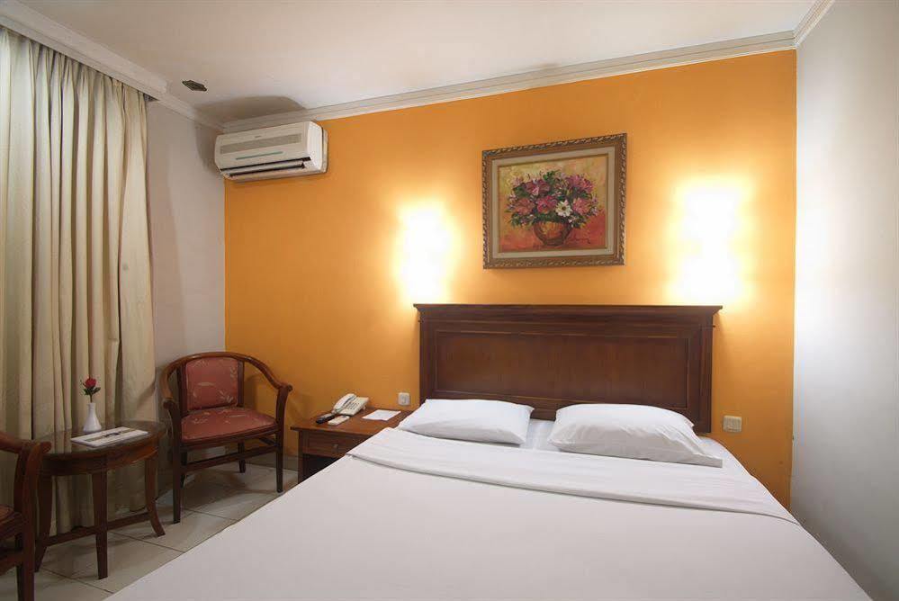 Sofyan Hotel Soepomo Giacarta Esterno foto